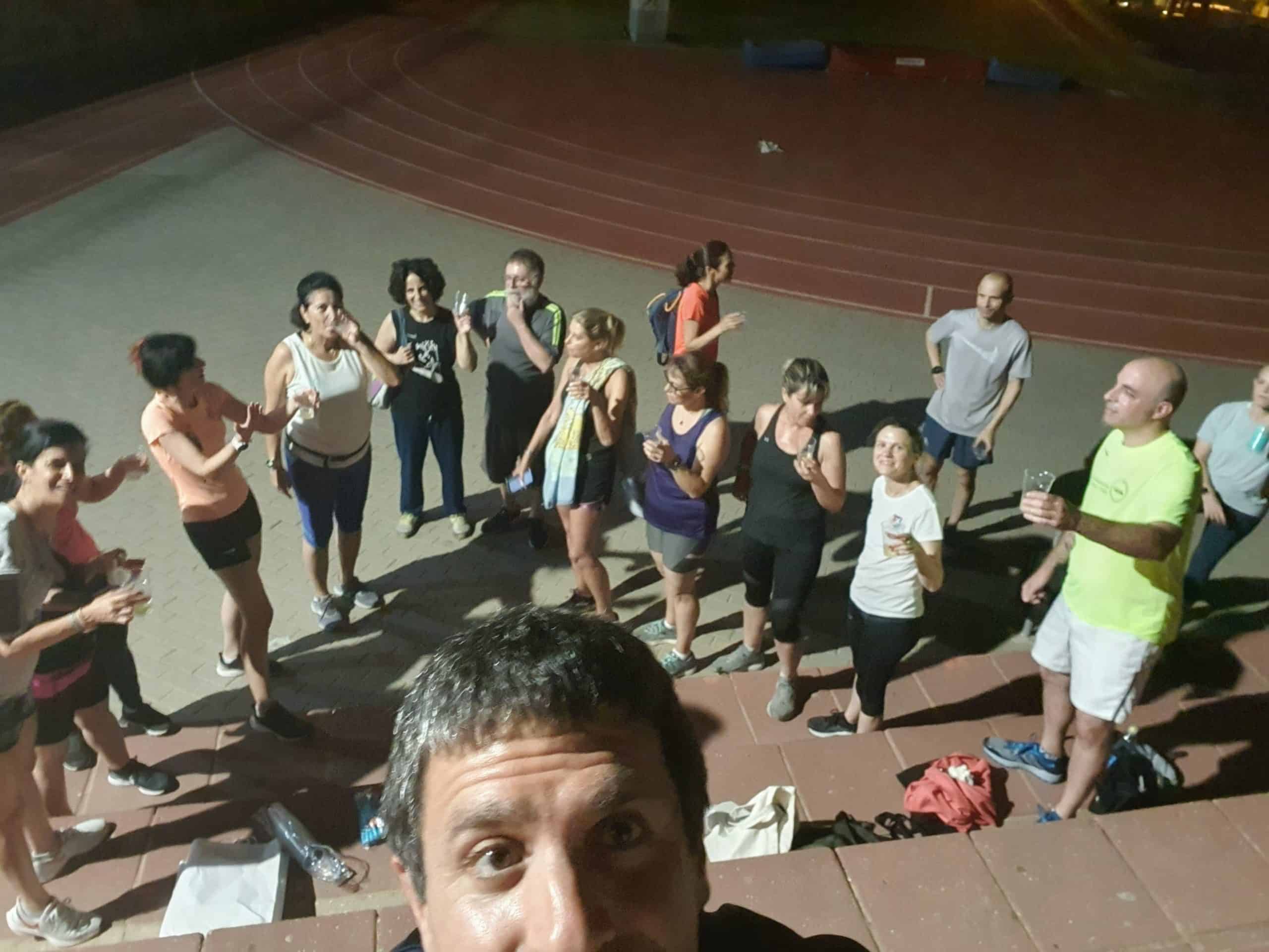 קבוצת מתאמנים חוגגת יחד אחרי אימון ערב
