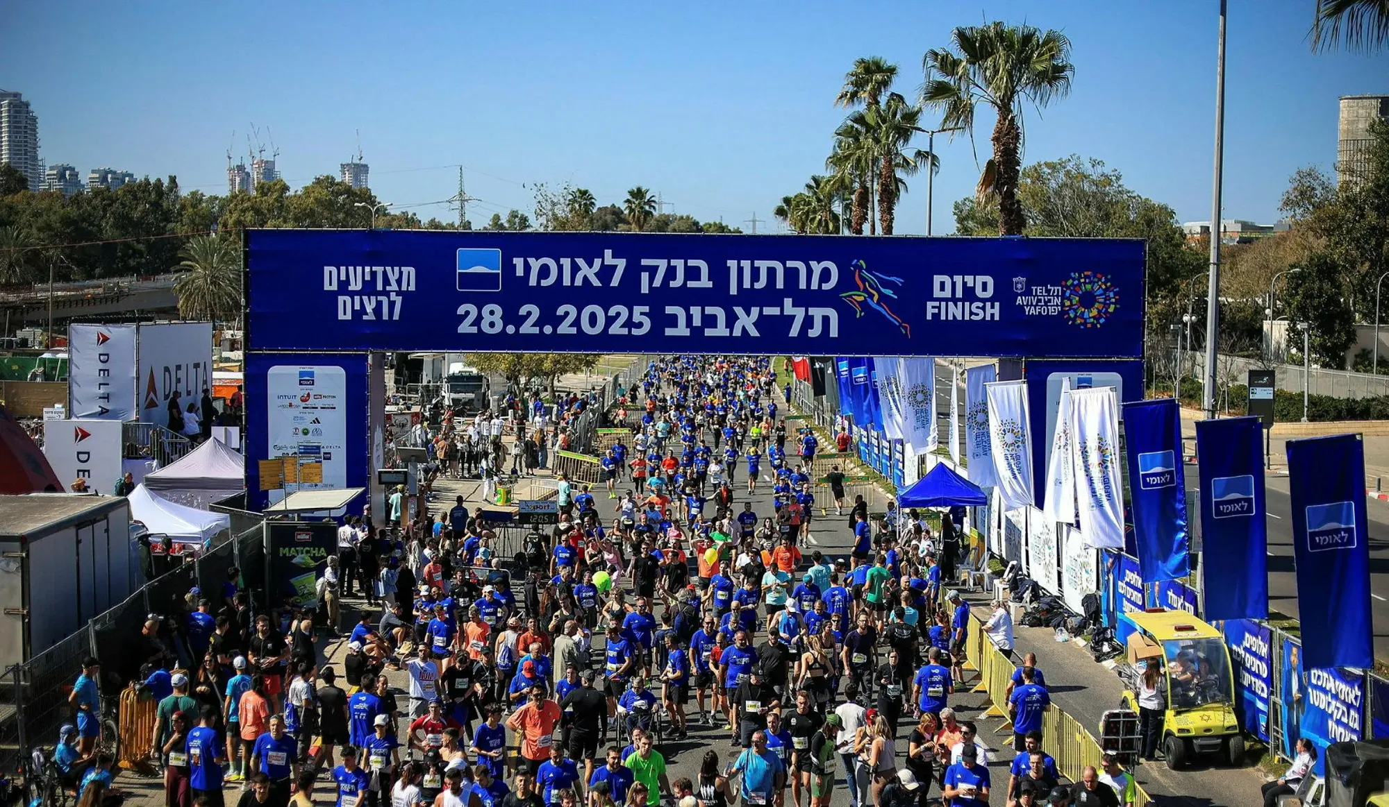 קו הסיום של מרתון תל אביב, המוני רצים חוצים את הגשר